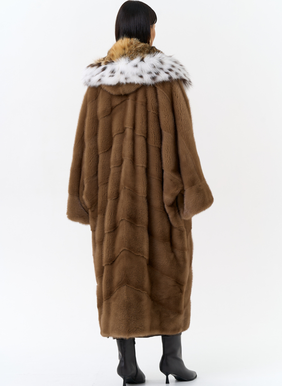 Шуба из меха норки с капюшоном из меха рыси