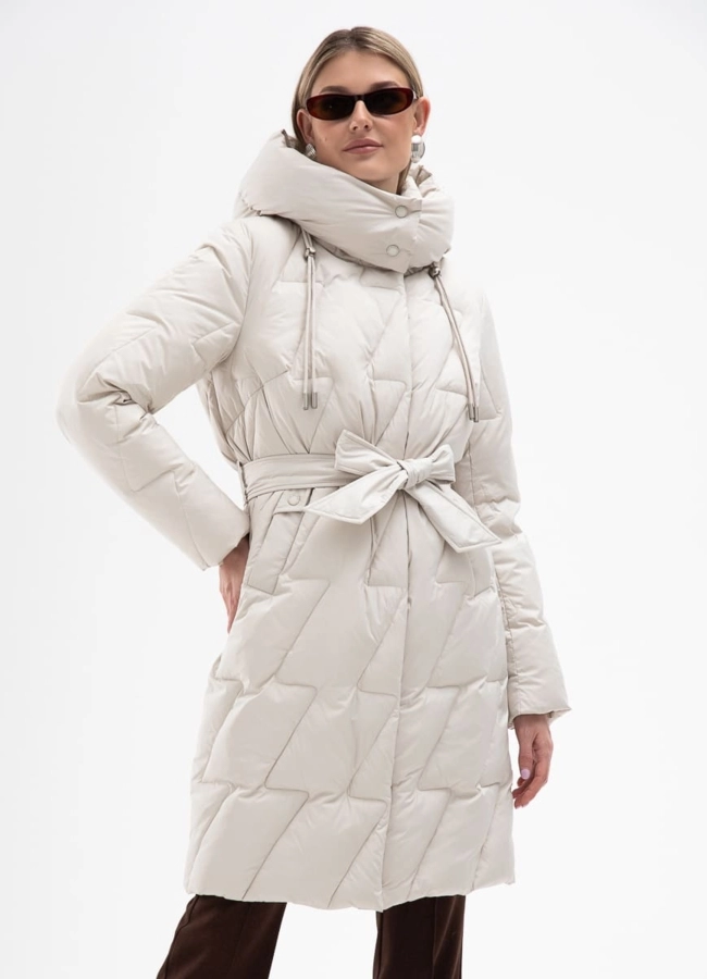 Женский светлый пуховик с поясом модель № 31133 меха малина