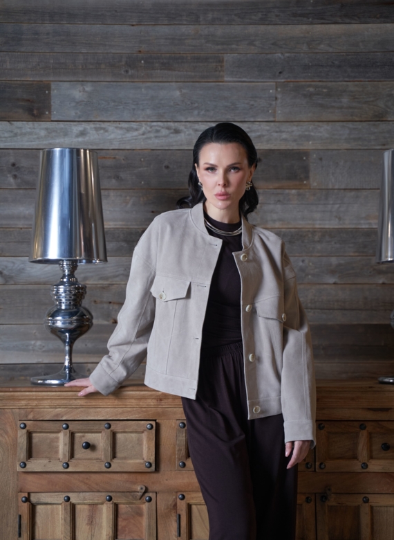 Светлая куртка из замши