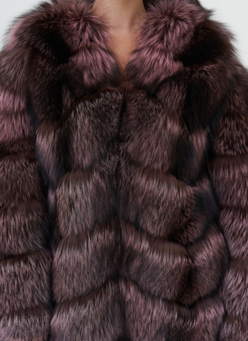 Женская шуба из меха чернобурки розового цвета