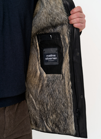 Мужская куртка с капюшоном на мехе из волка