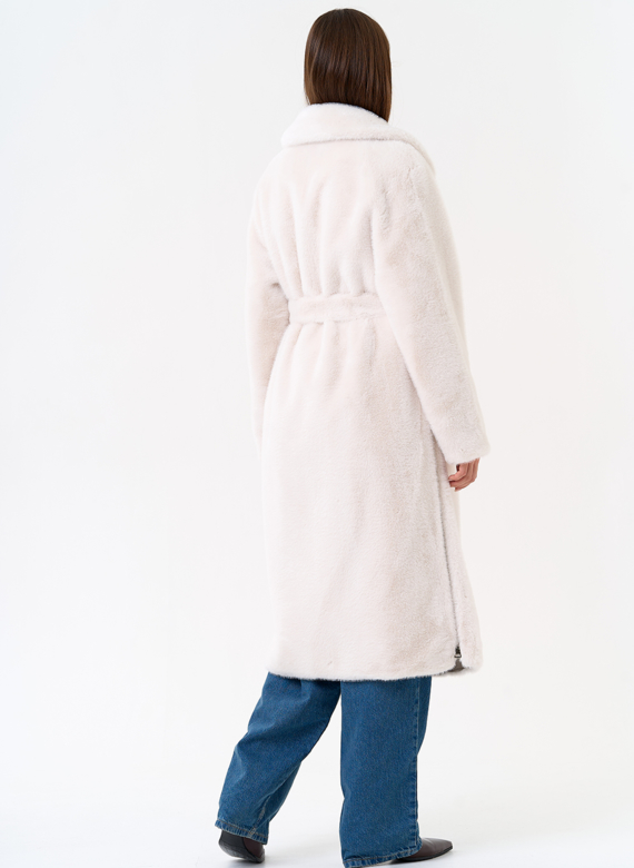 Женское пальто из эко меха с декоративными молниями