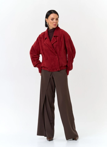 Женская куртка из натуральной замши красного цвета