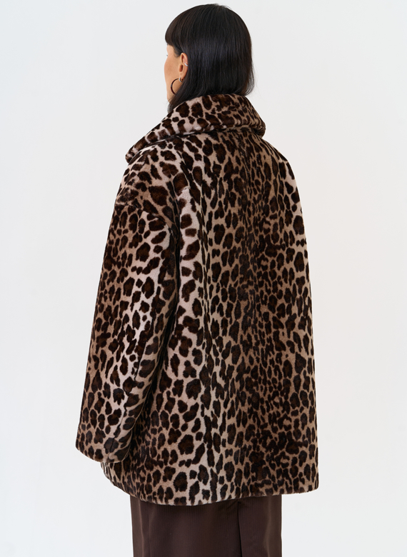 Женская шуба из эко меха с анималистическим принтом