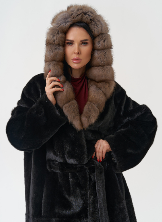 Норковая шуба с капюшоном из меха куницы