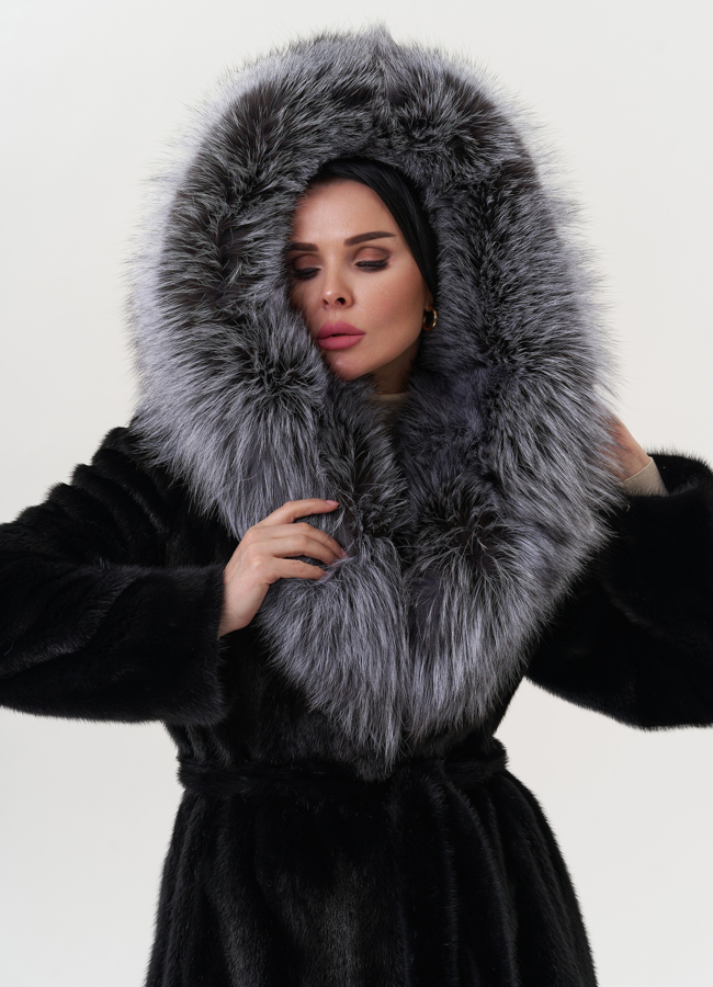 Норковая шуба черного цвета с капюшоном из чернобурки модель № 26751 в кредит