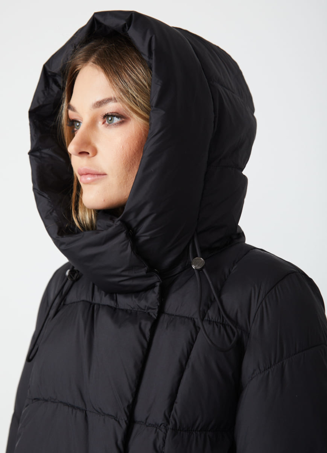 Женский пуховик черного цвета с капюшоном модель № 31152 универмаг малина