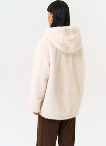 Женская светлая куртка из эко меха с капюшоном