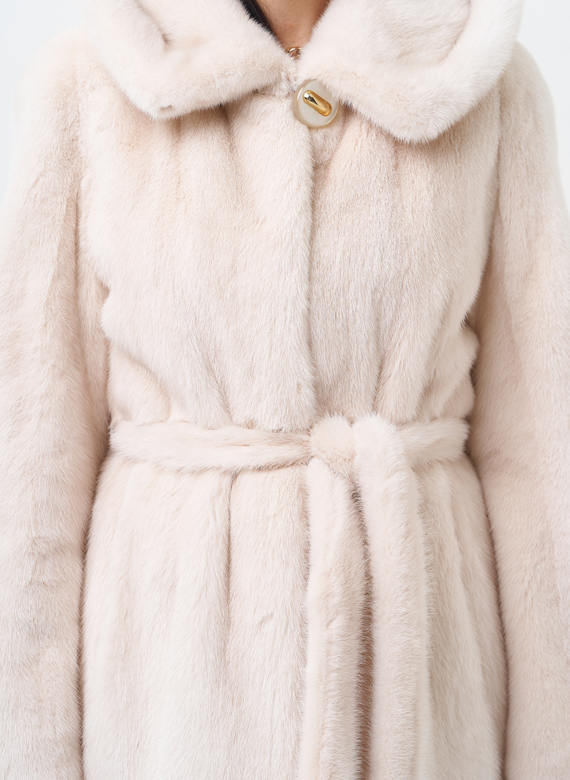 Светлая шуба с поясом из норки