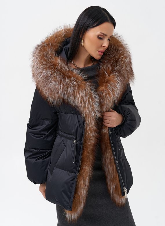Женский пуховик с отделкой из меха лисы