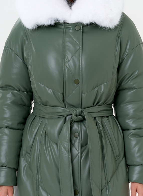 Женский пуховик из эко кожи с отделкой из эко меха