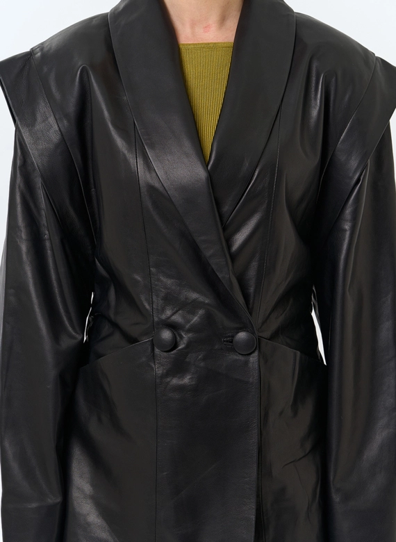 Женская куртка из натуральной кожи с акцентными плечами фото