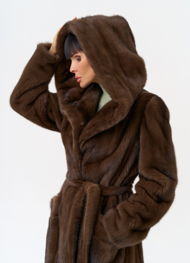 Женская шуба из меха норки с капюшоном  модель № 31651 универмаг малина