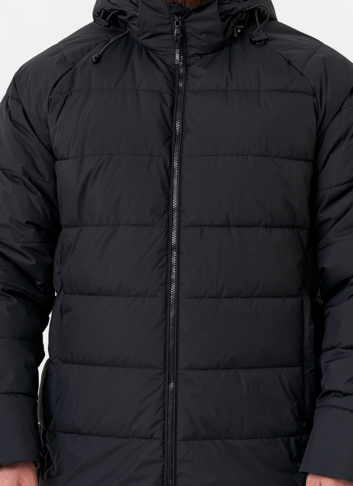 Мужской пуховик черного цвета с капюшоном