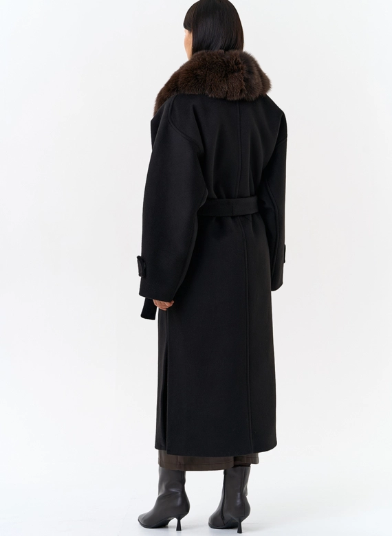 Женское утепленное пальто с отделкой из меха песца фото
