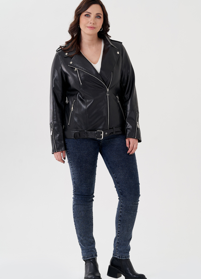 фото Удлиненная куртка косуха в черном цвете с ремнем модель № 695